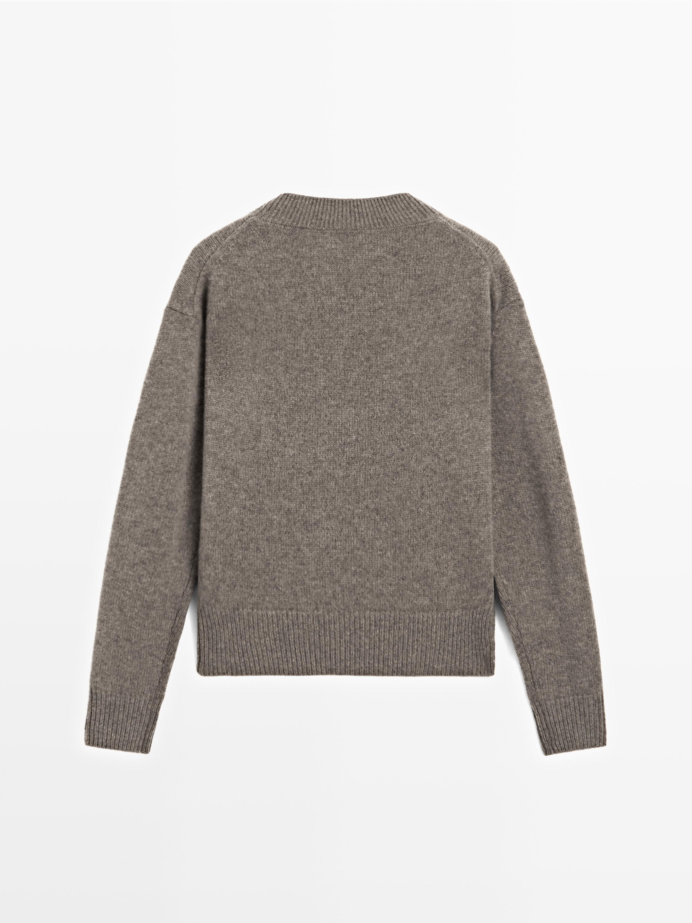 100% wool V-neck knit sweater